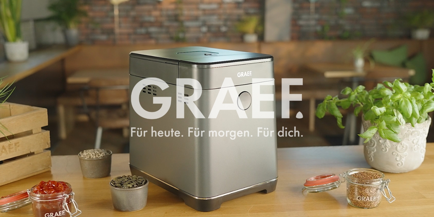 Graef Brotbackautomat mit Zutaten auf einem Holztisch in einem Restaurant