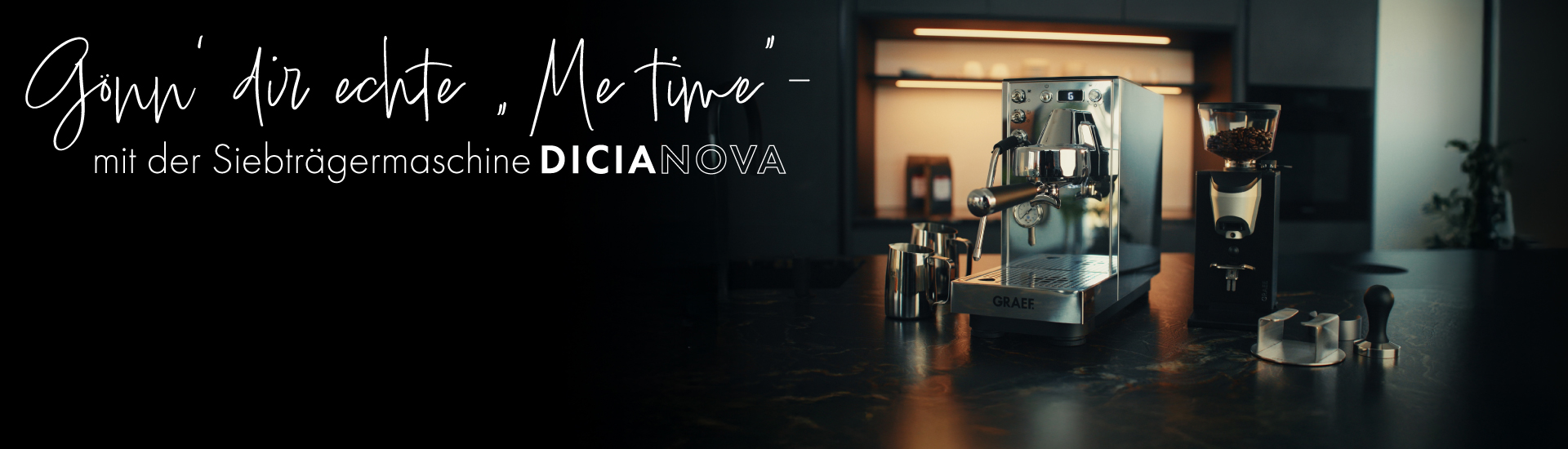 Espressomaschine mit Kaffeemühle und Tamper auf dunkler Arbeitsplatte