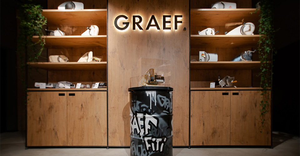 GRAEF-Ausstellung mit Küchengeräten und Graffiti-Fass im Zentrum