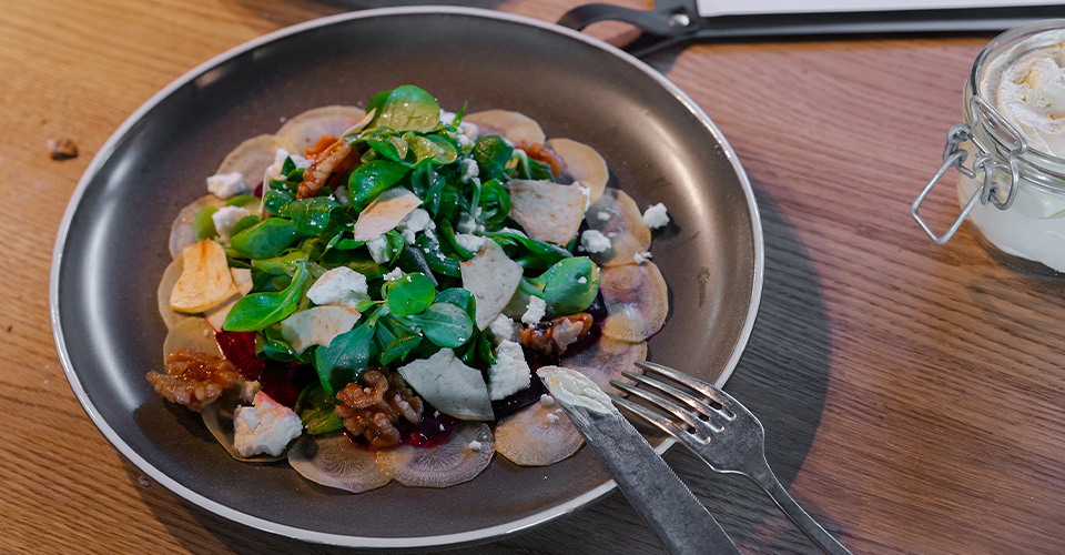 Salat mit Walnüssen, Käse und Gemüse auf einem Teller
