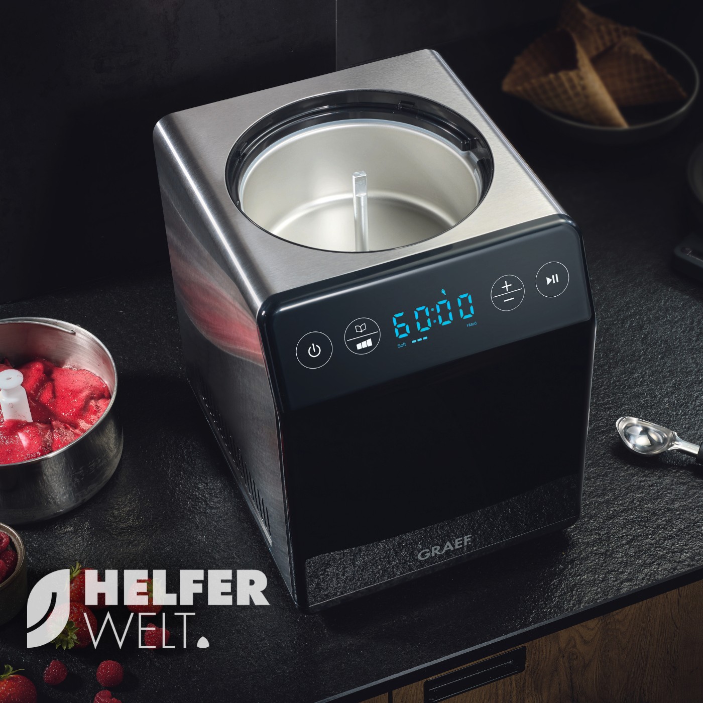 Eismaschine mit digitaler Anzeige und Eiscreme-Zutaten auf schwarzem Tisch