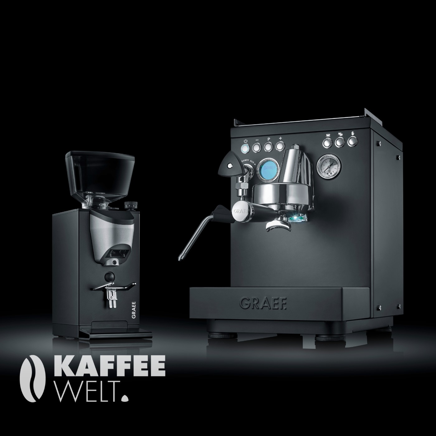 Schwarze Kaffeemaschine und Kaffeemühle mit Logo auf schwarzem Hintergrund.