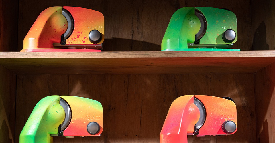 Bunte Aufschnittmaschinen auf Holzregalen, Graffiti-Stil, farbenfroh, modern, Design