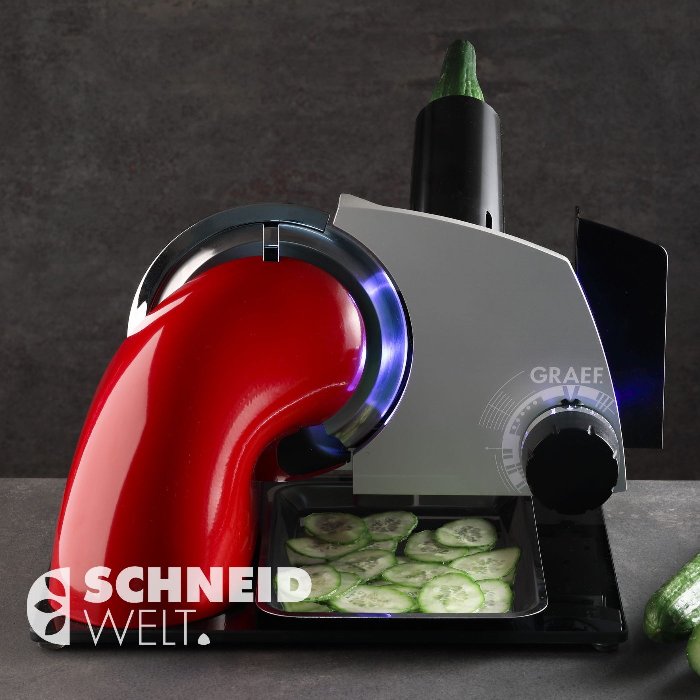 Gemüseschneider mit Gurke und Gurkenscheiben auf einem Tablett