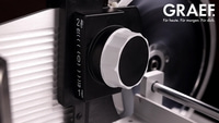 Nahaufnahme einer GRAEF-Schneidemaschine mit Einstellrad und Logo, Text: Für heute. Für morgen. Für dich.