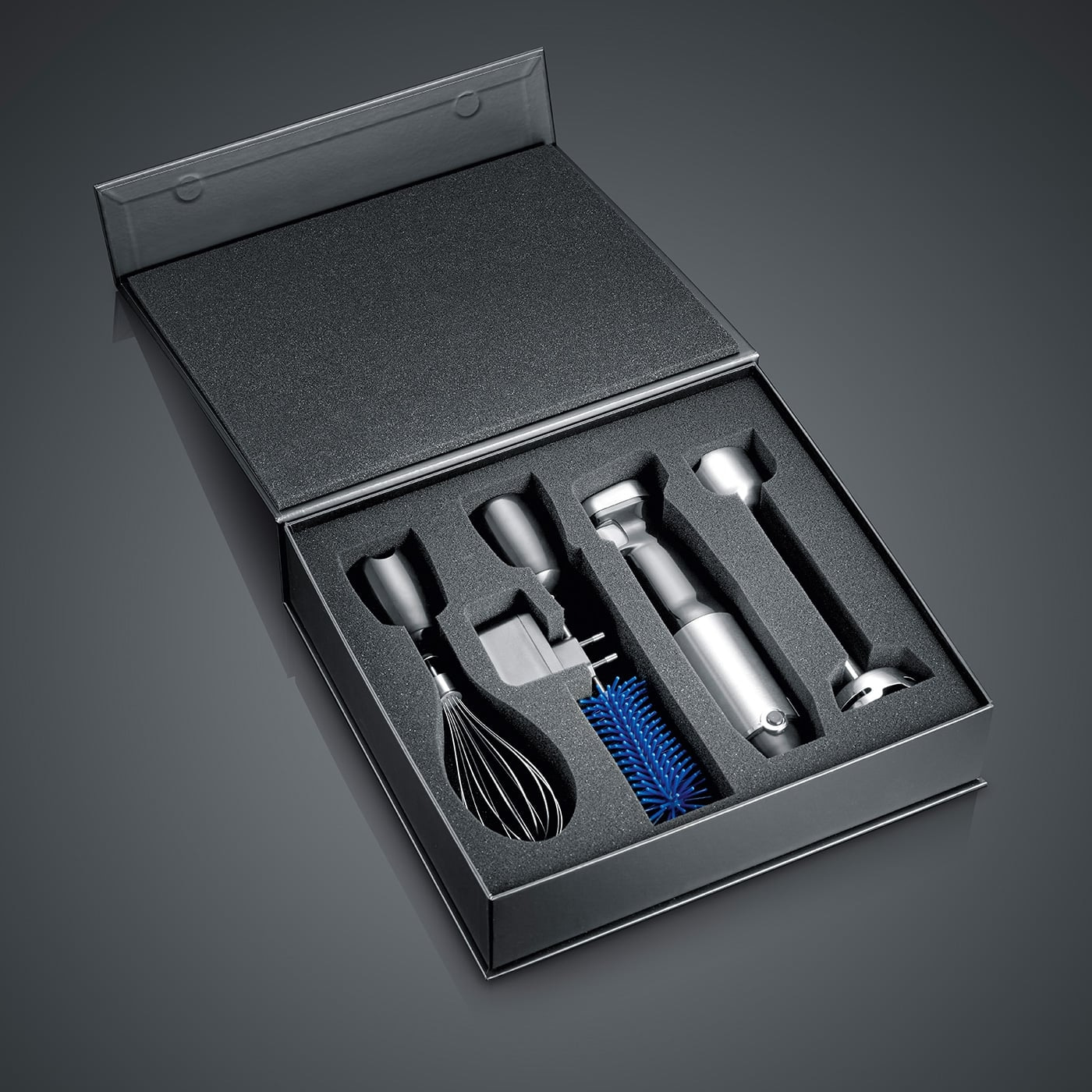 Schwarze Box mit Küchengeräten, die in Schaumstoff eingebettet sind.