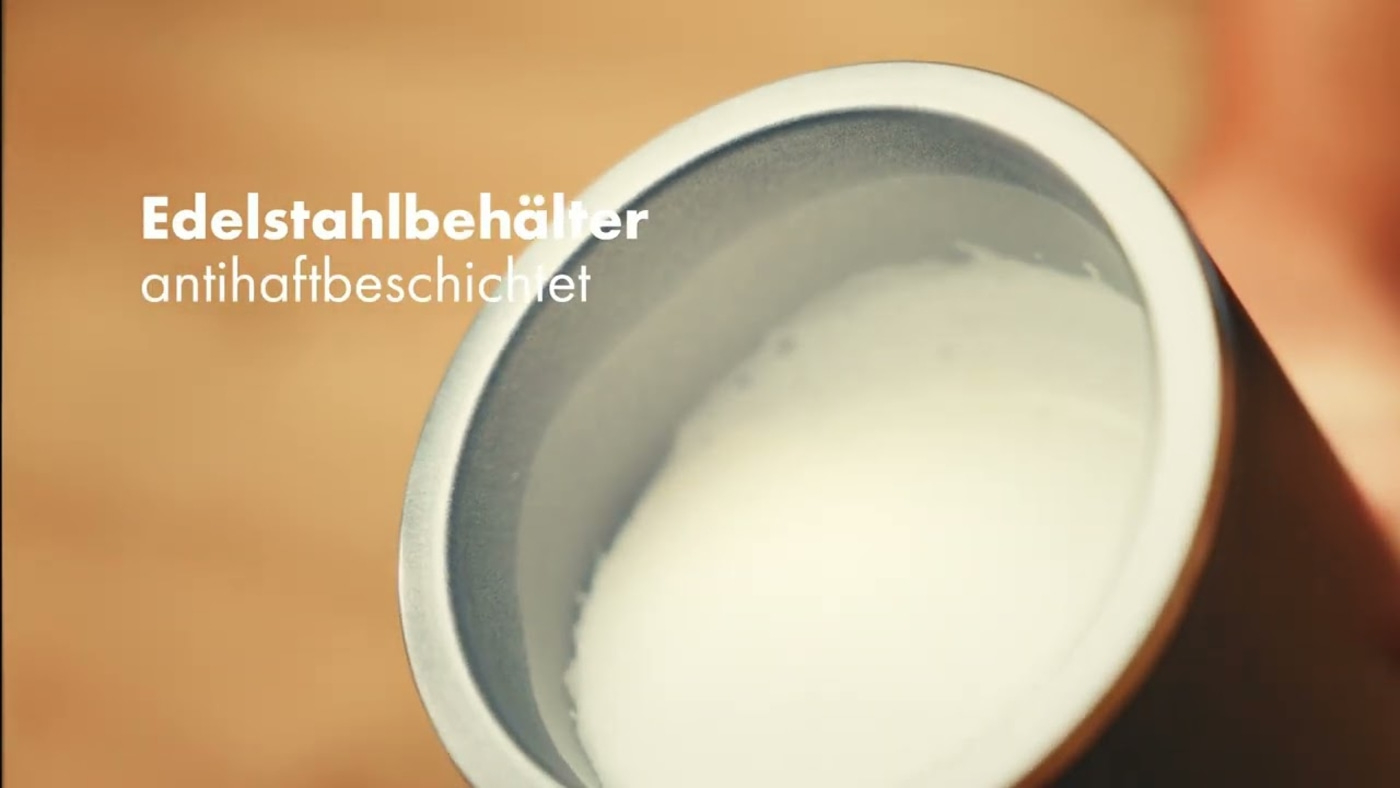 Edelstahlbehälter mit Antihaftbeschichtung, gefüllt mit Milch, Nahaufnahme