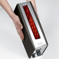 Person hält einen Toaster mit rotem Licht, Nahaufnahme, Graef-Logo.