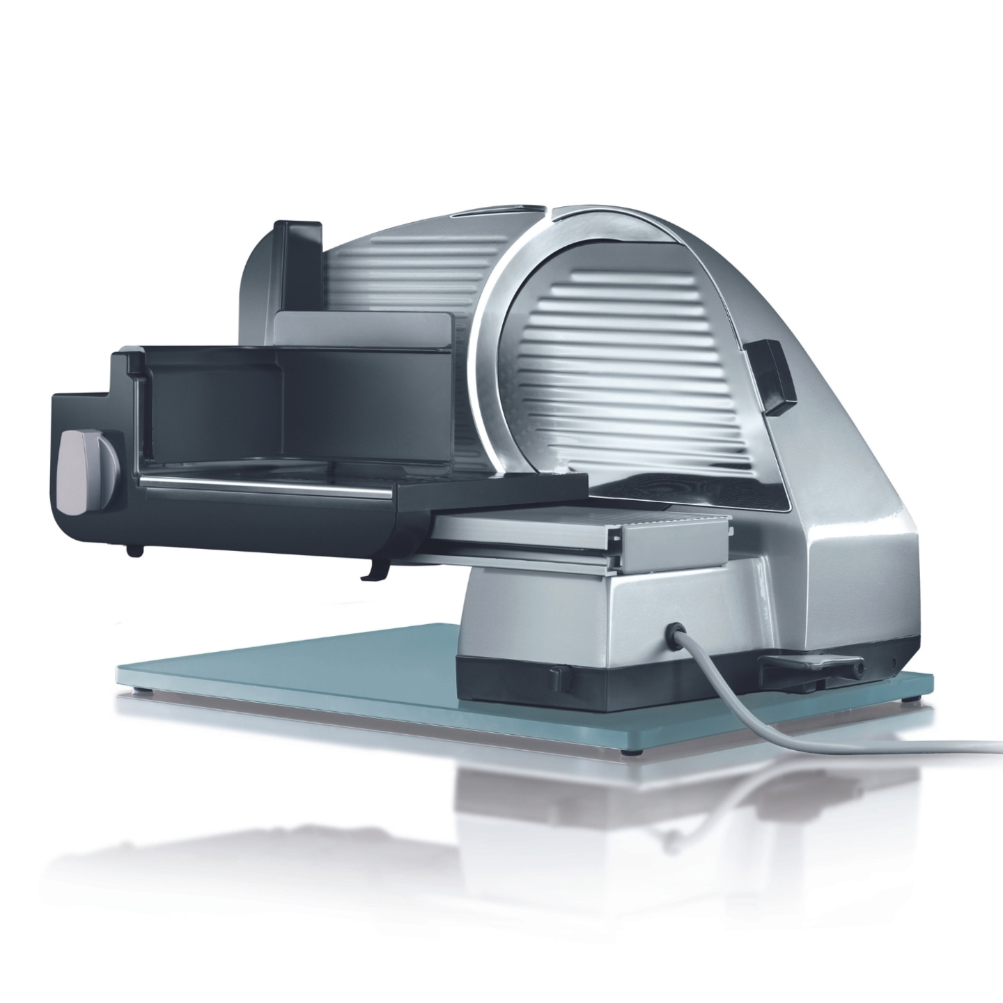 Elektrische Aufschnittmaschine, silberfarben, mit Schneideblatt und Basis, isoliert auf Weiß