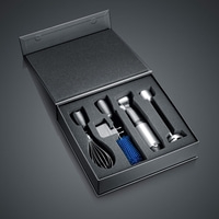 Schwarze Box mit Küchengeräten, die in Schaumstoff eingebettet sind.