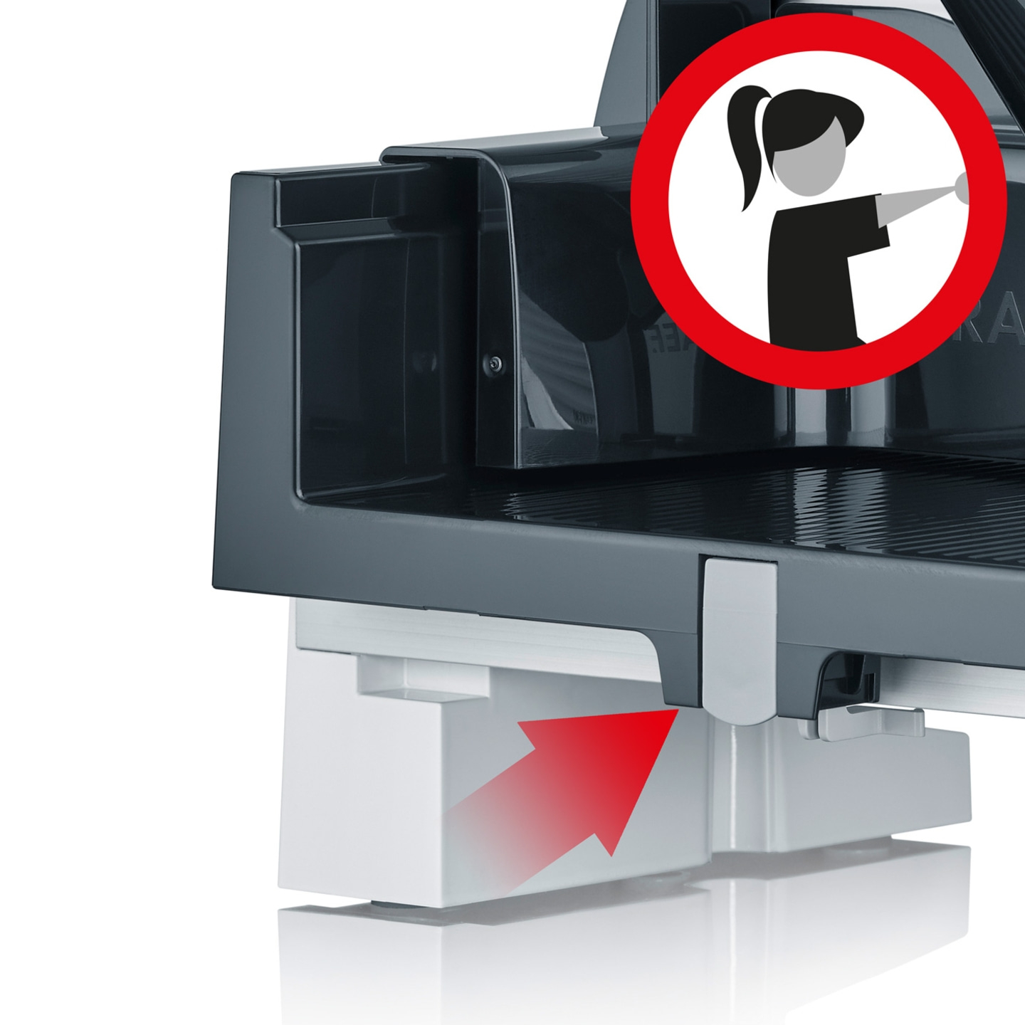 Warnschild mit Frau, roter Pfeil, graues Gerät, weißer Hintergrund, Nahaufnahme