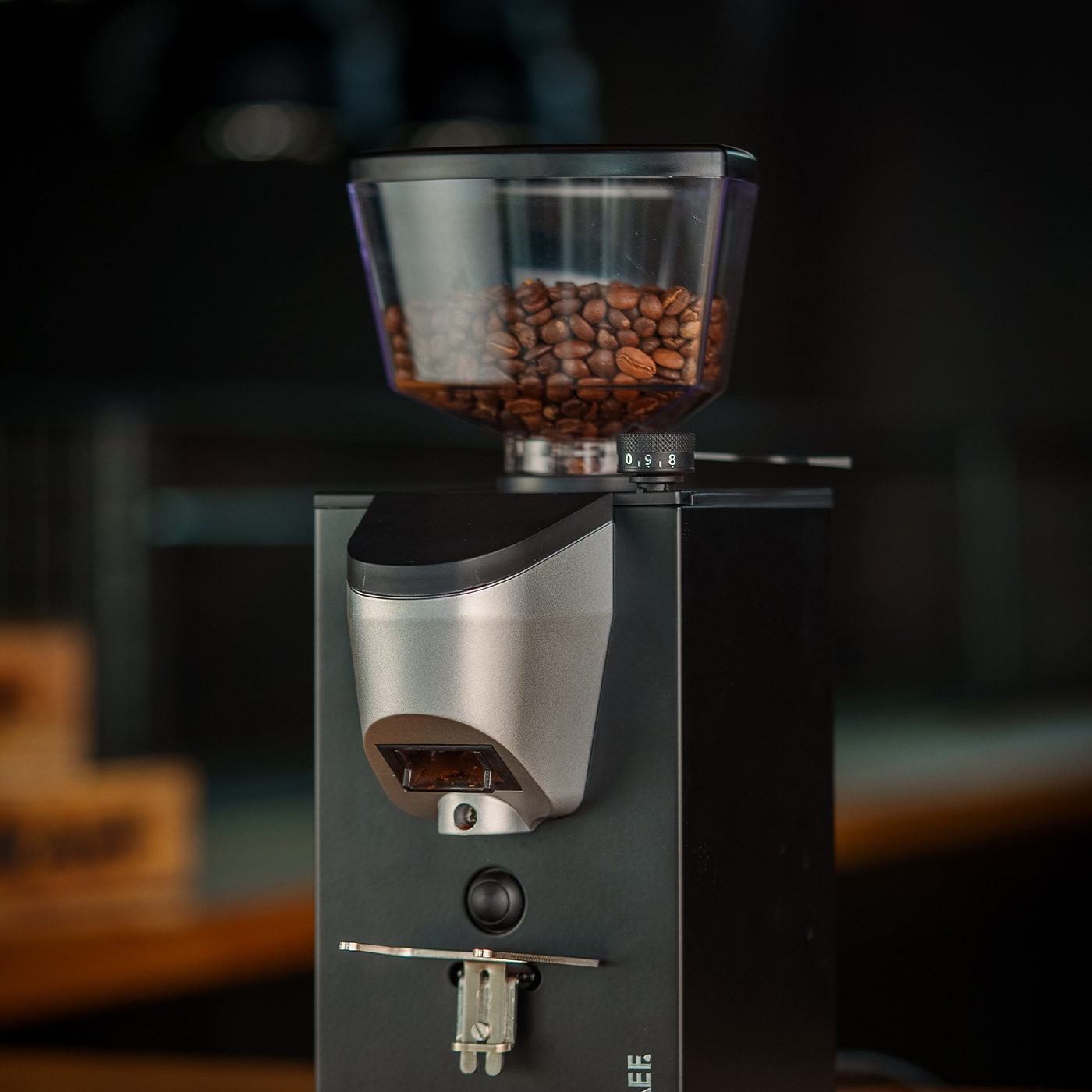 Kaffeemühle mit Bohnen im Behälter und Mahlgradregler