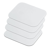 Stapel weißer, abgerundeter rechteckiger Blätter, die auf weißem Hintergrund liegen.