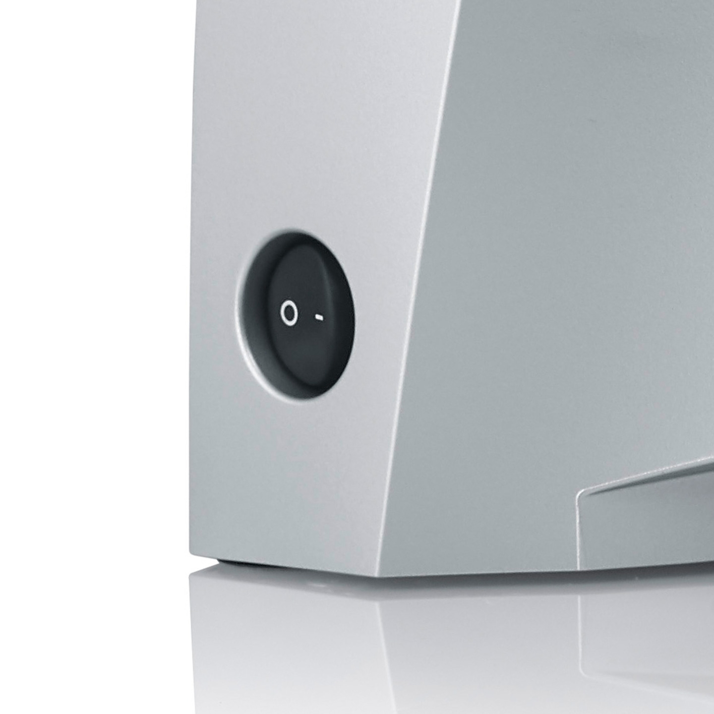 Graues Gerät mit rundem Ein- und Ausschalter, Nahaufnahme, Detailaufnahme