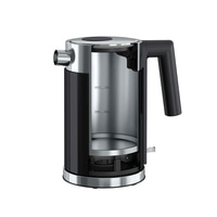 Querschnitt einer schwarzen und silbernen Wasserkocher mit Griff und Ausguss