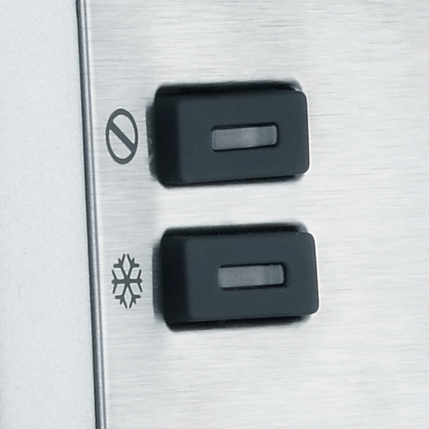 Kühlschrank-Bedienelemente mit Symbolen und Knöpfen für Temperaturregelung.