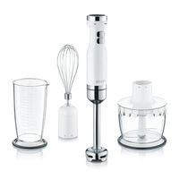 Weißes Küchengerät-Set mit Messbecher, Schneebesen und Mixer, isoliert auf weißem Hintergrund.