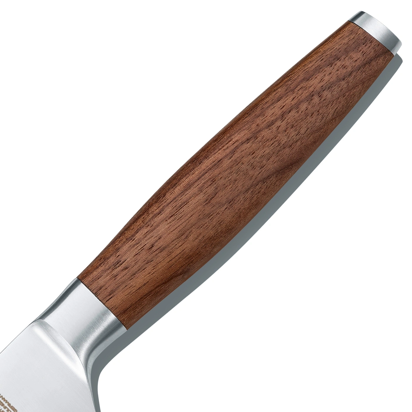Nahaufnahme eines Messergriffs aus Holz und Metall, isoliert