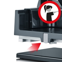 Warnschild mit Frau, roter Pfeil, graues Gerät, weißer Hintergrund, Sicherheitshinweis