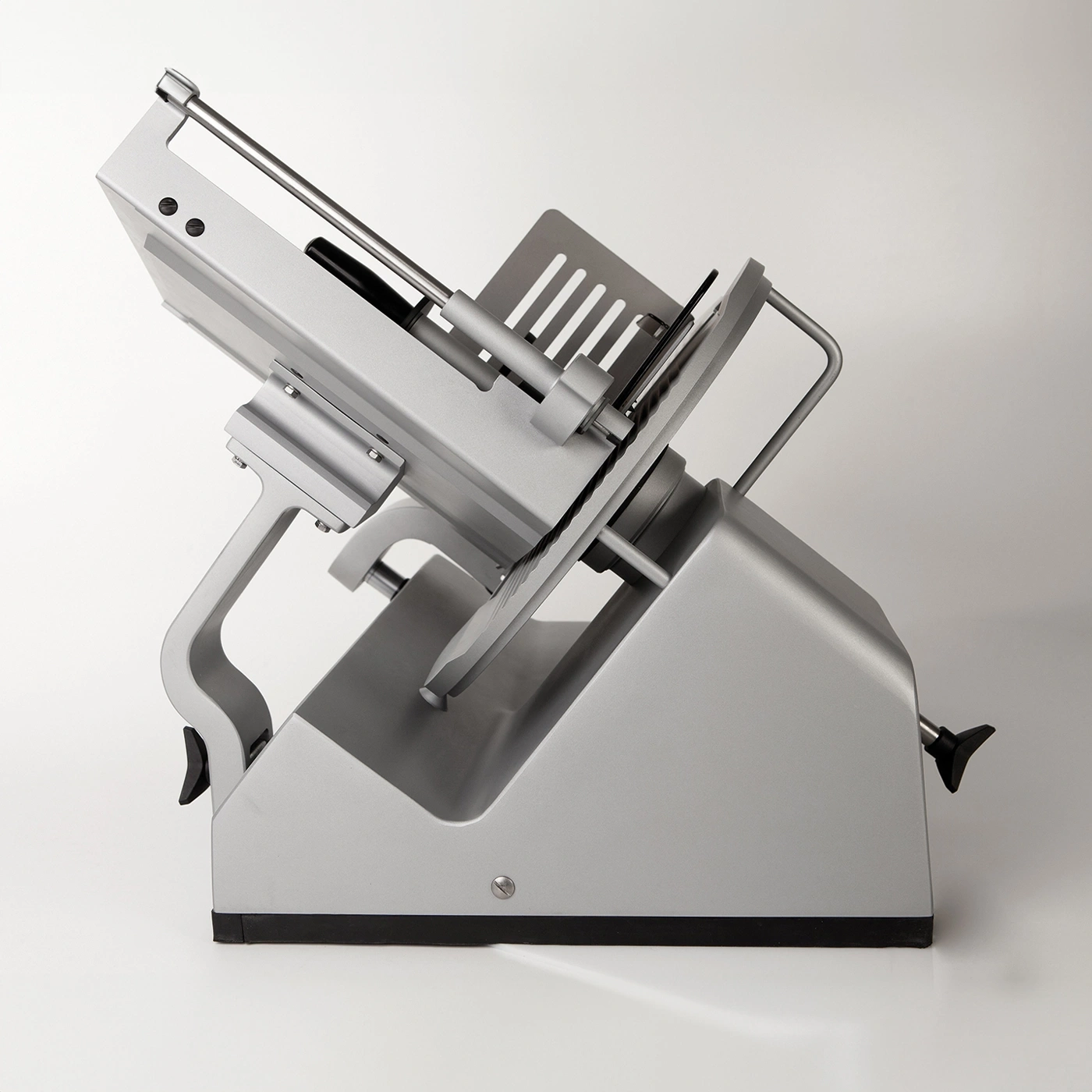 Silberne Aufschnittmaschine auf weißem Hintergrund, Detailaufnahme