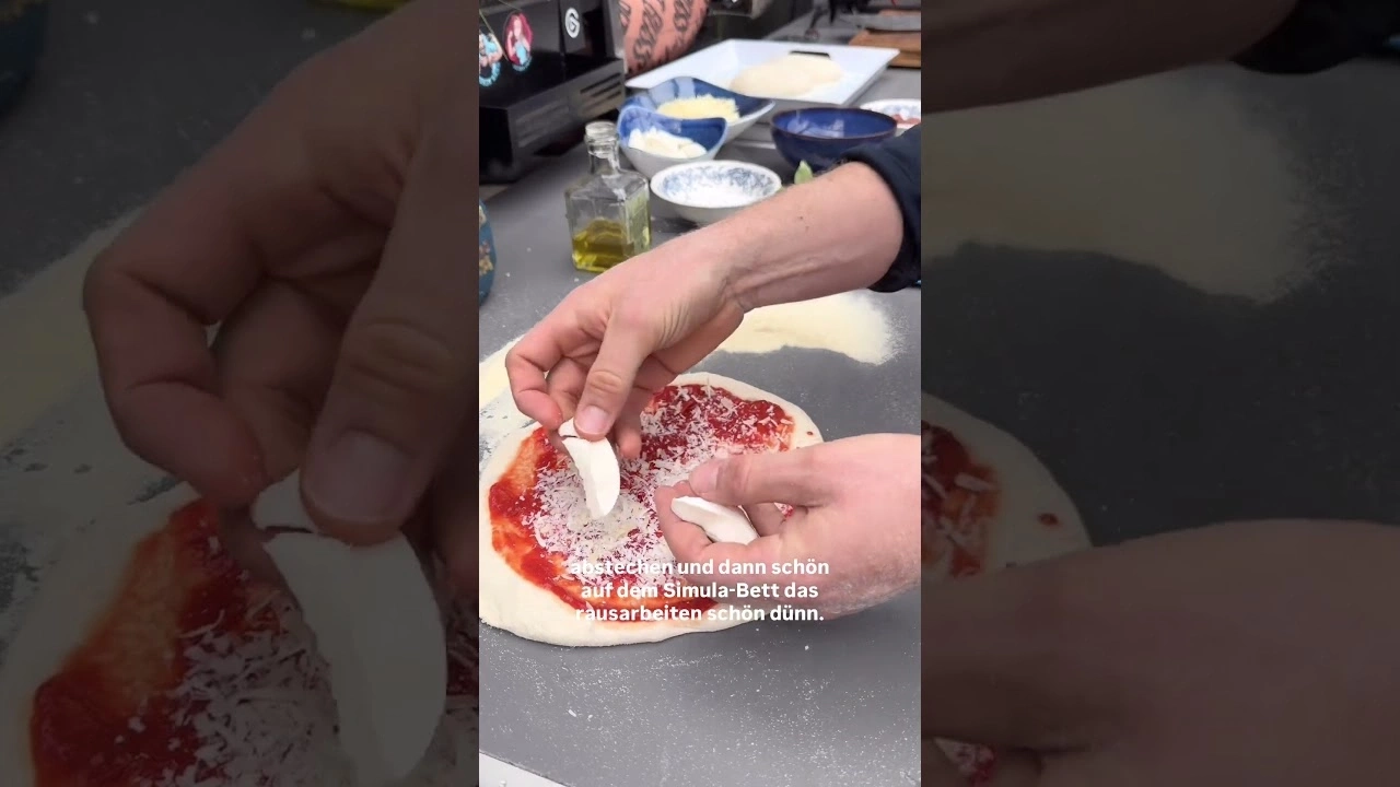 Person belegt Pizza mit Käse, Text: abstechen und dann schön auf dem Simula-Bett das rausarbeiten schön dünn.