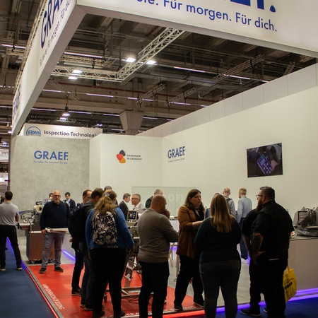 Messe-Stand mit Menschen, GRAEF-Logo, "Handmade in Germany".