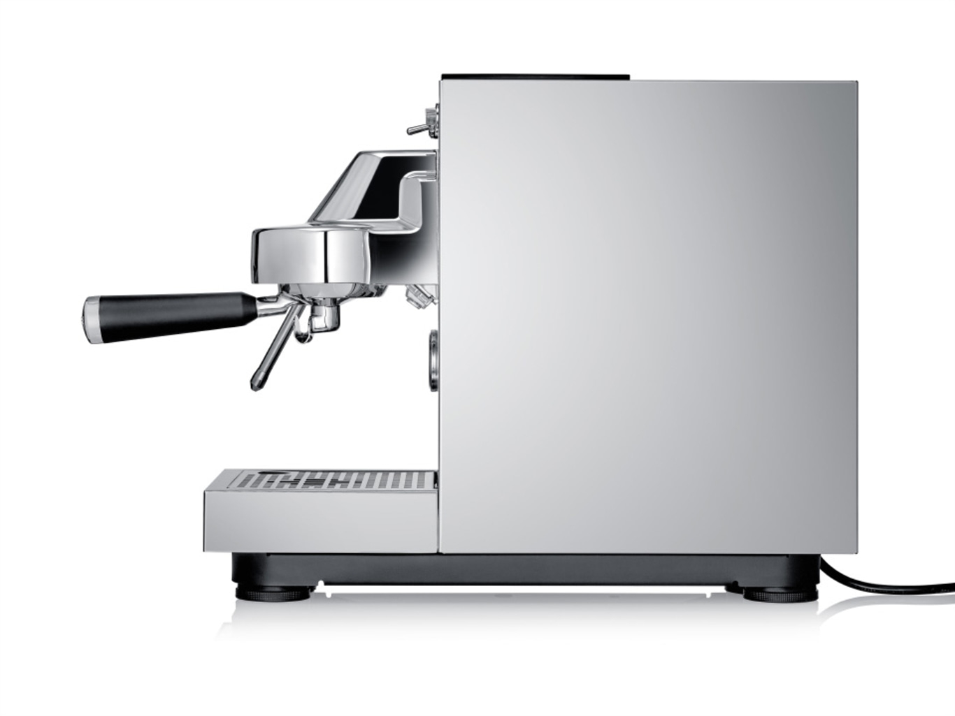 Eine silberne Espressomaschine mit schwarzem Griff und Abtropfschale.