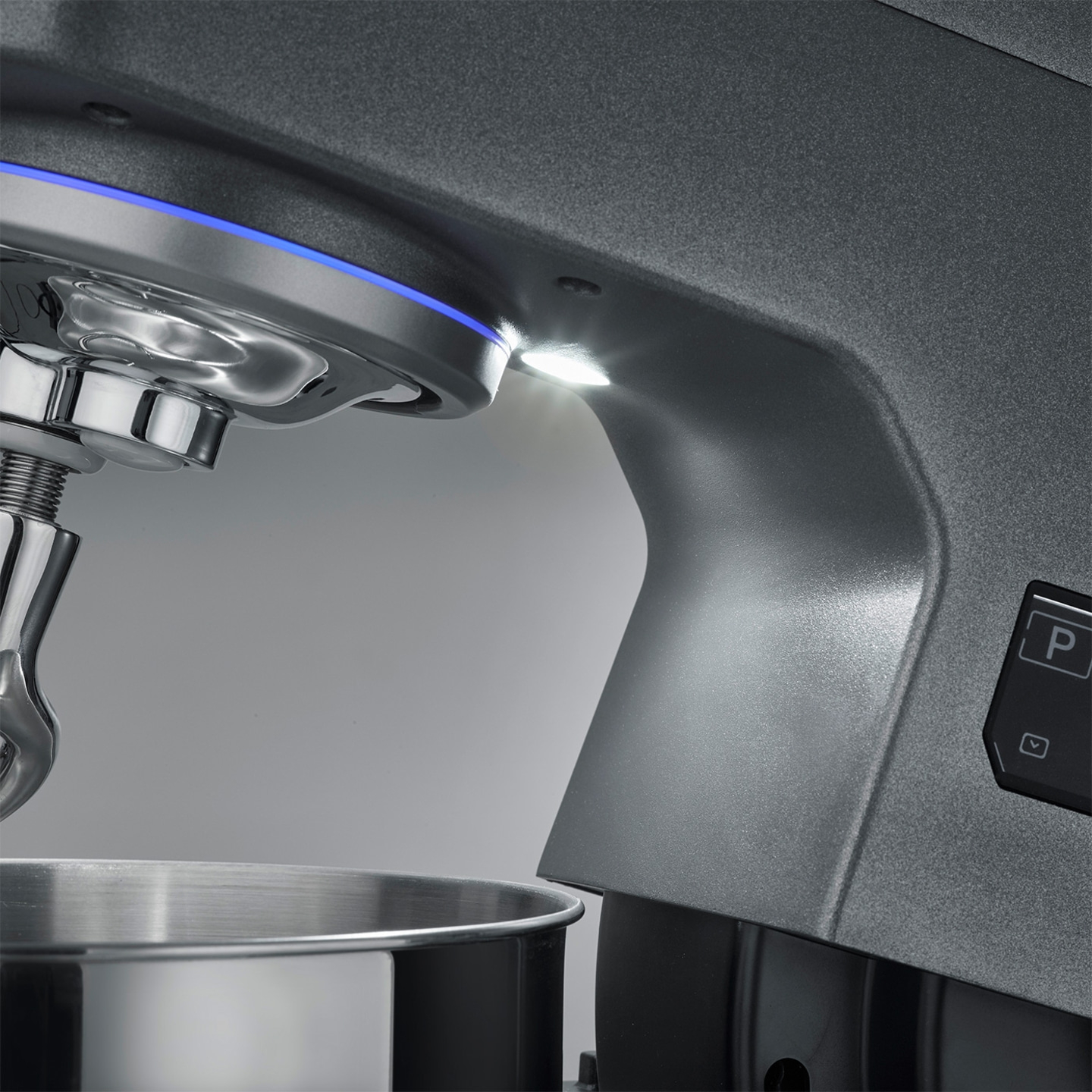 Nahaufnahme eines grauen Küchenmixers mit blauer Beleuchtung und Bedienfeld