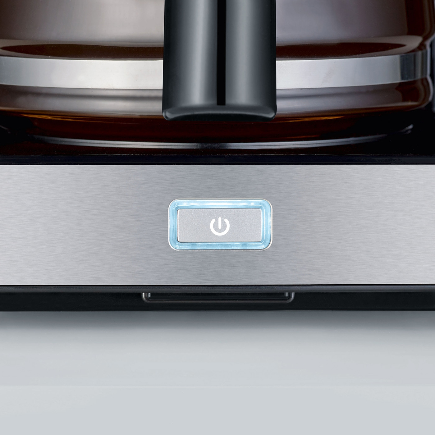 Kaffeemaschine mit beleuchtetem Ein- und Ausschalter, Nahaufnahme