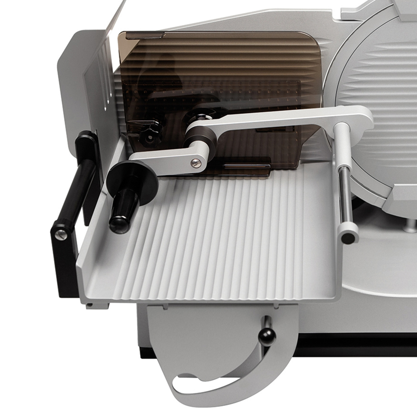 Fleischschneidemaschine, silberfarben, mit Schutz, Griff und Klinge, Nahaufnahme, isoliert