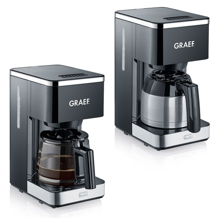 Zwei schwarze Kaffeemaschinen mit Edelstahl-Akzenten und dem Markennamen GRAEF.