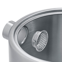 Nahaufnahme eines silbernen Metallbehälters mit zwei Öffnungen und einem Sieb