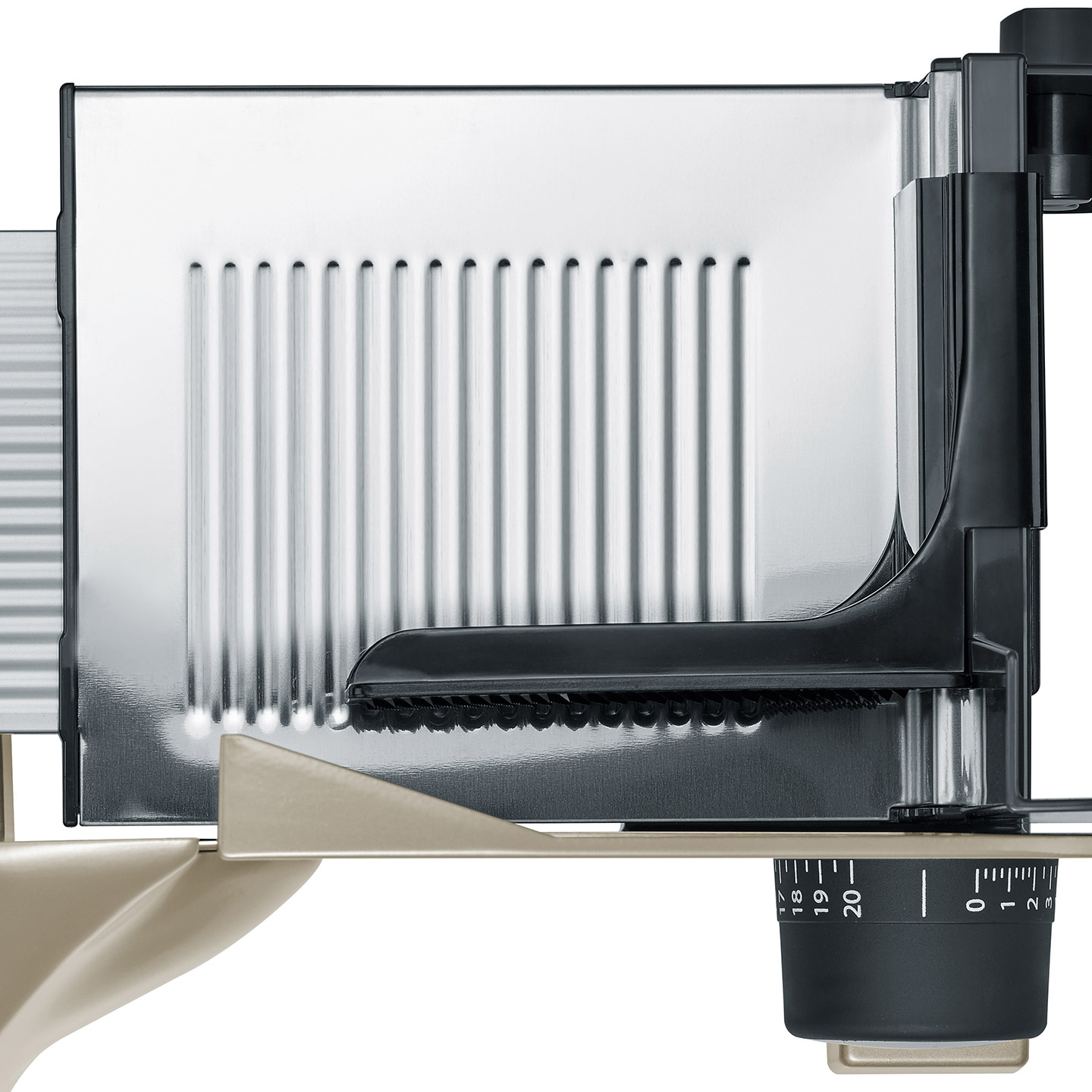 Nahaufnahme eines silbernen Fleischschneiders mit schwarzem Drehknopf und Skala.