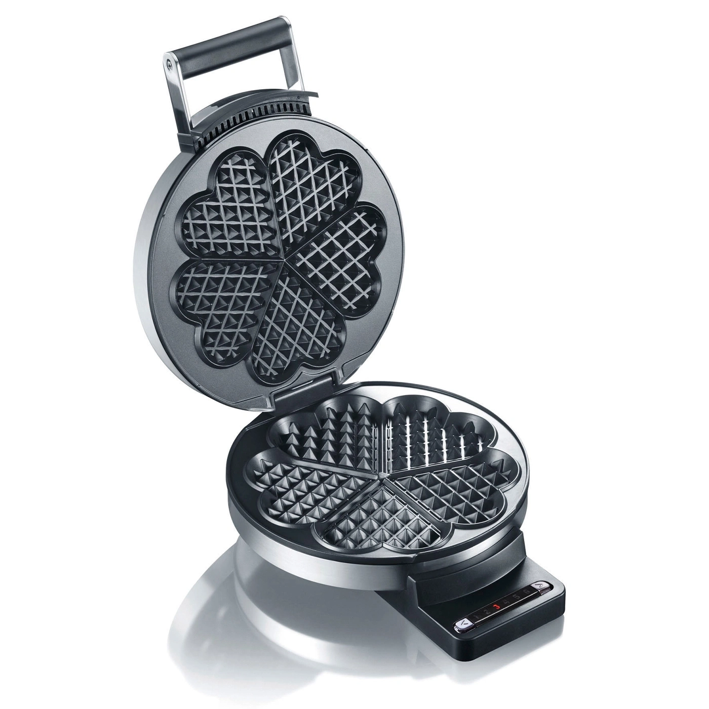 Waffeleisen, geöffnet, mit herzförmigen Waffelformen, bereit zum Backen von Waffeln.
