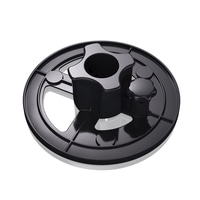 Schwarzes Kunststoffteil mit Knöpfen und Löchern, isoliert auf weißem Hintergrund.