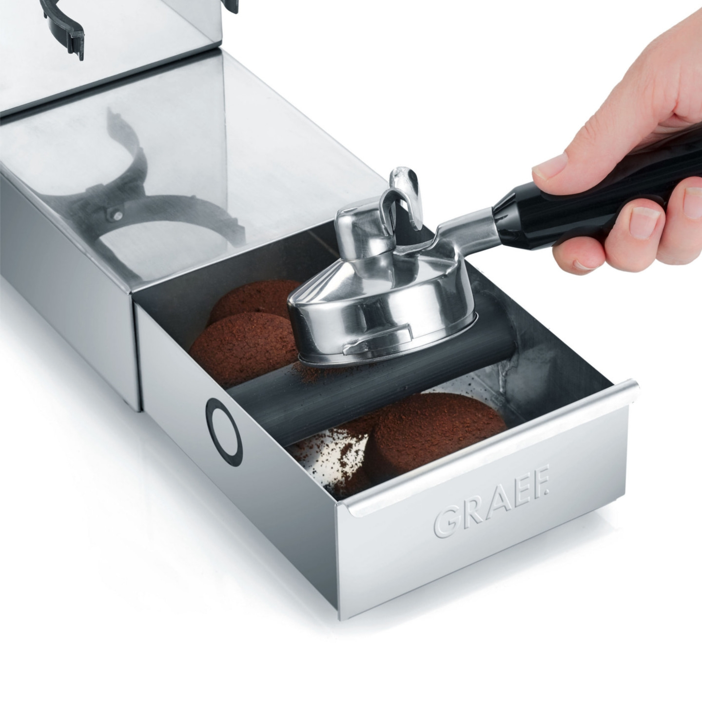 Kaffeemaschine mit Schublade und Hand, die einen Siebträger hält, GRAEF-Logo
