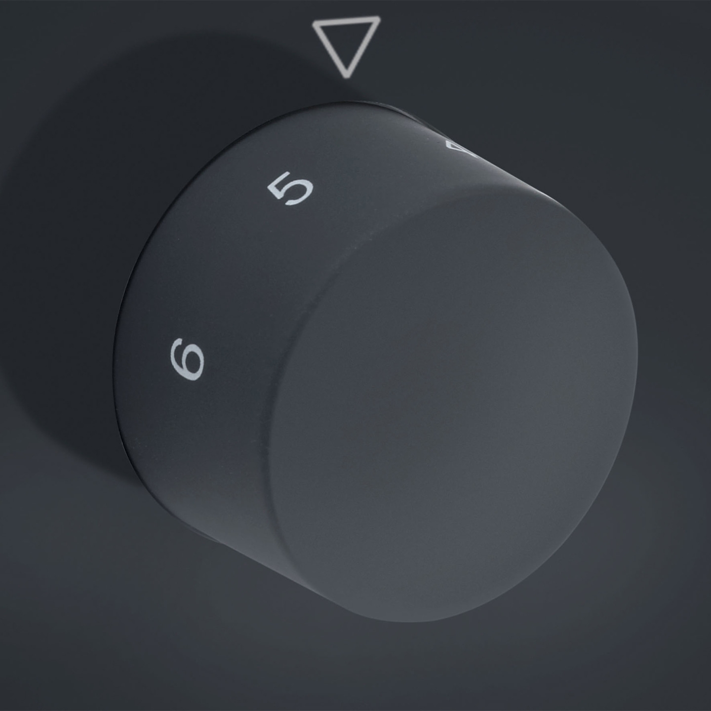 Drehknopf mit Zahlen 5 und 6, dunkler Hintergrund, Dreieck-Markierung, grau