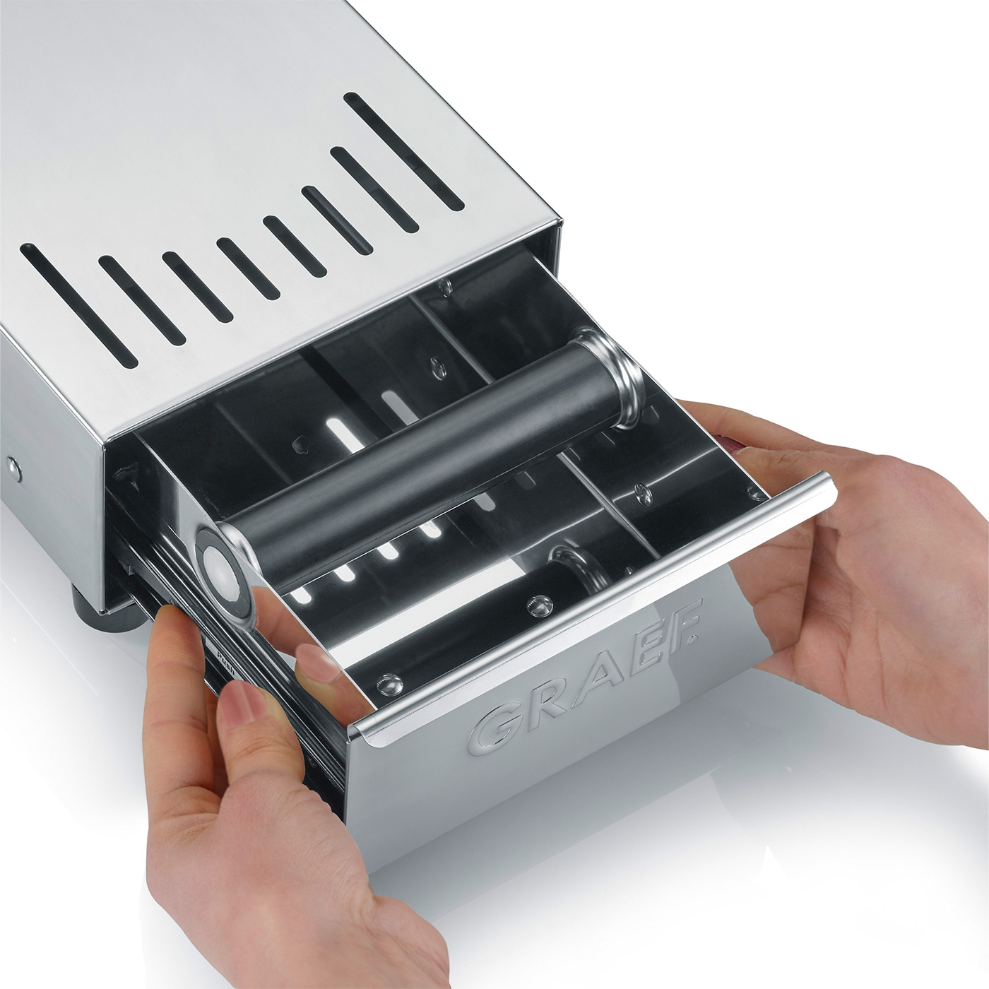 Edelstahl-Gerät mit Schublade, Hände ziehen Schublade heraus, GRAEF-Logo sichtbar.