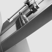 Nahaufnahme einer Metall-Lebensmittelschneidemaschine mit Details und Schatten