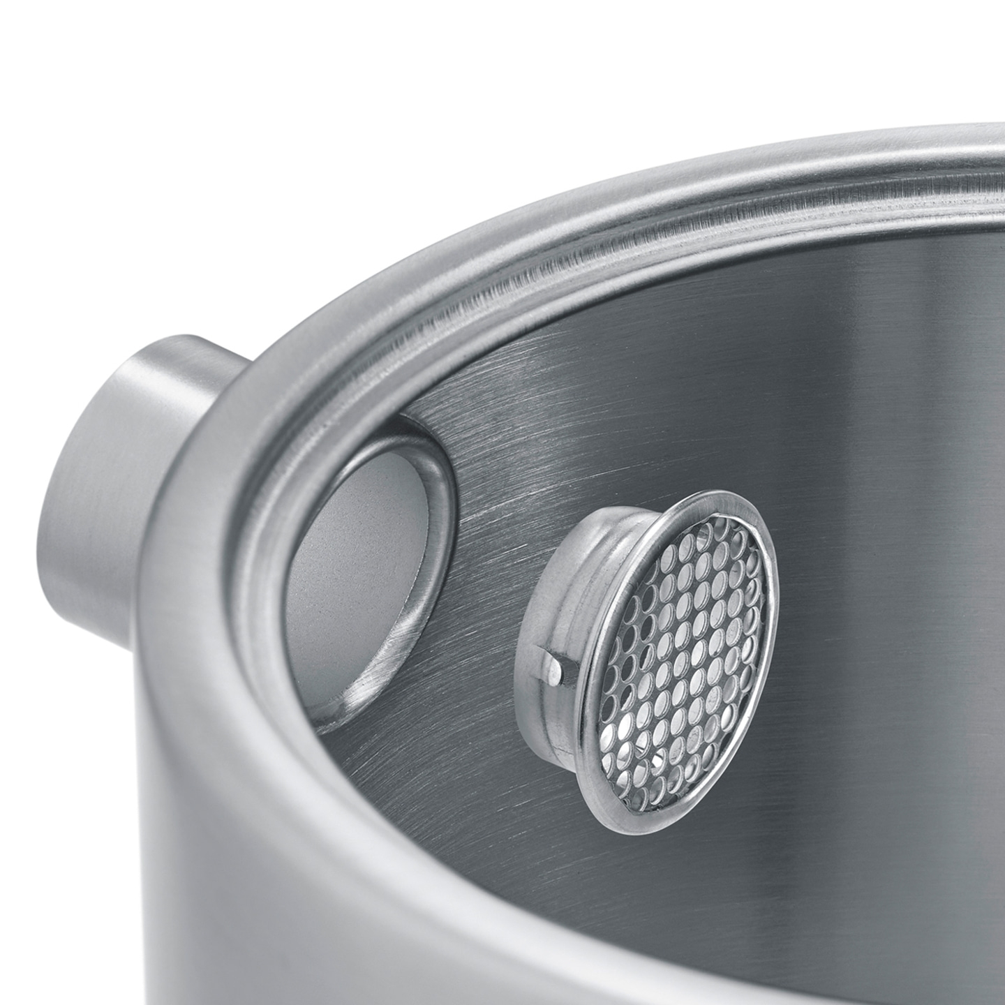 Nahaufnahme eines silbernen Metallbehälters mit zwei Öffnungen und einem Sieb