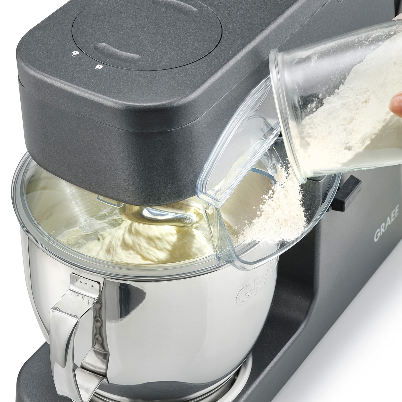 Küchenmaschine mit Mehlzugabe in eine Schüssel mit Teig. Graef.