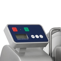 Waage mit Knöpfen und Anzeige, zeigt Gewicht in kg/lb an.