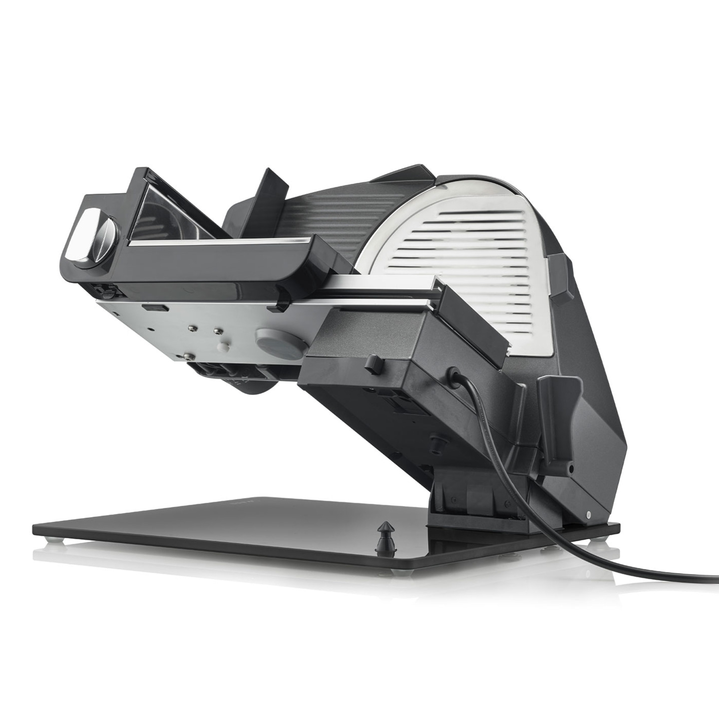 Elektrische Aufschnittmaschine, schwarz, schräg, mit Kabel und Basis, isoliert