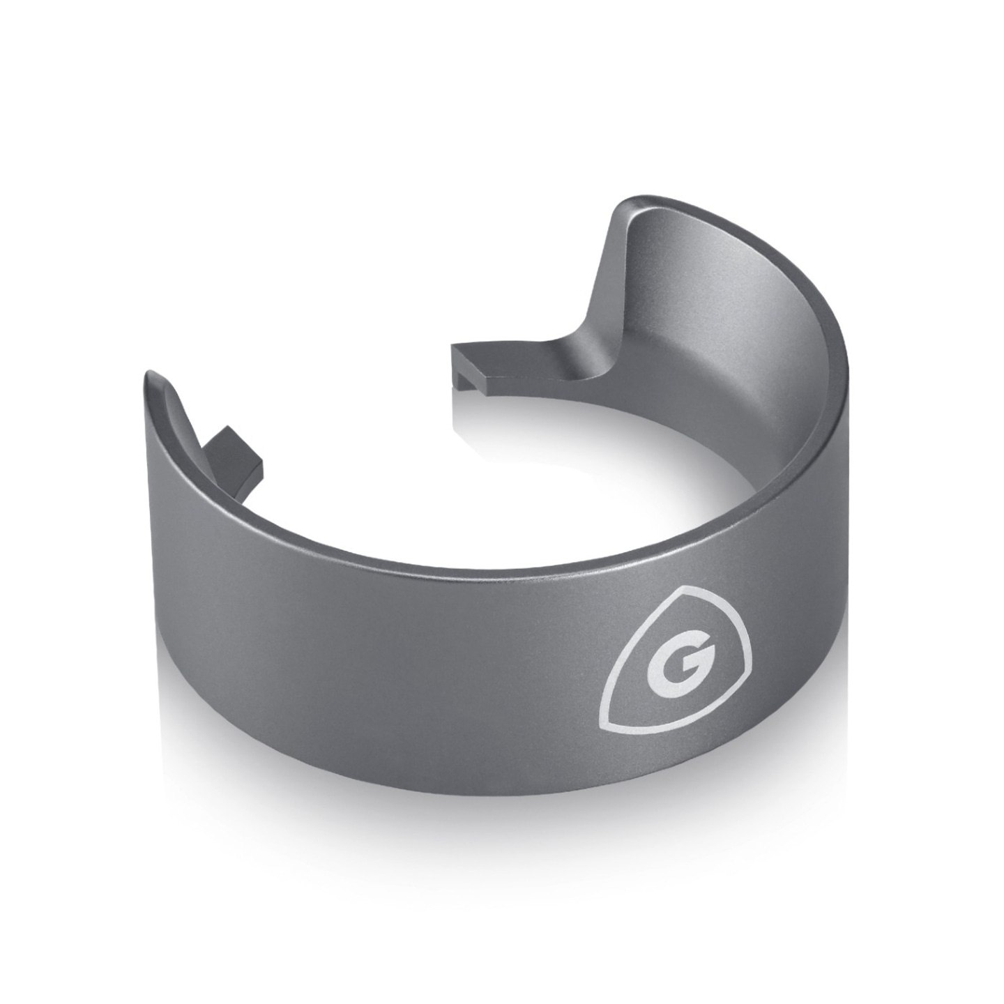 Grauer Metallring mit Logo, gebogen, isoliert auf weißem Hintergrund