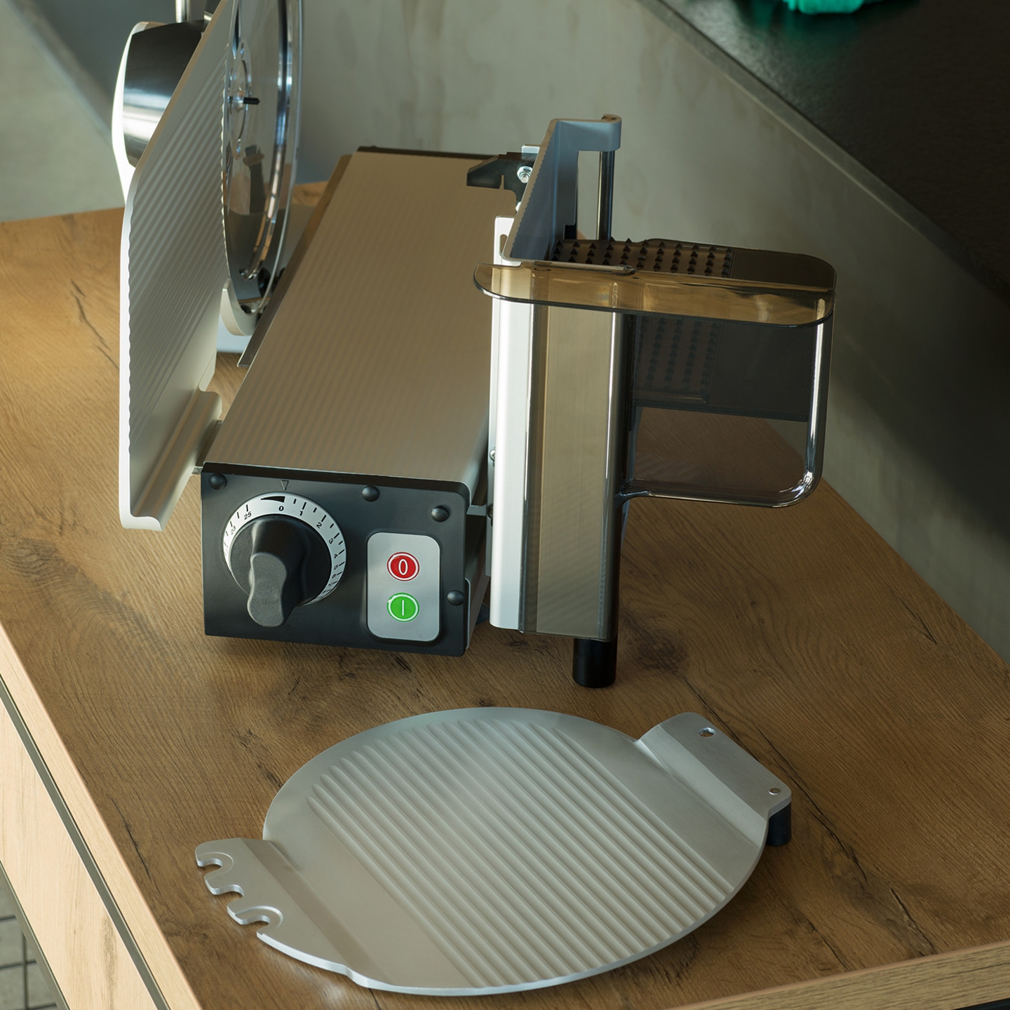 Fleischschneidemaschine auf Holztisch mit Zubehör und Knöpfen