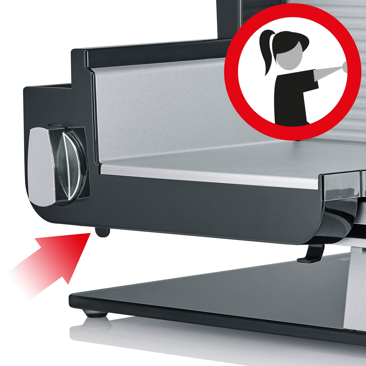 Fleischschneider mit rotem Pfeil und Warnsymbol für Sicherheitshinweis