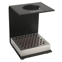 Schwarzer Metall-Kaffeefilterhalter mit Loch und GRAEF-Logo.