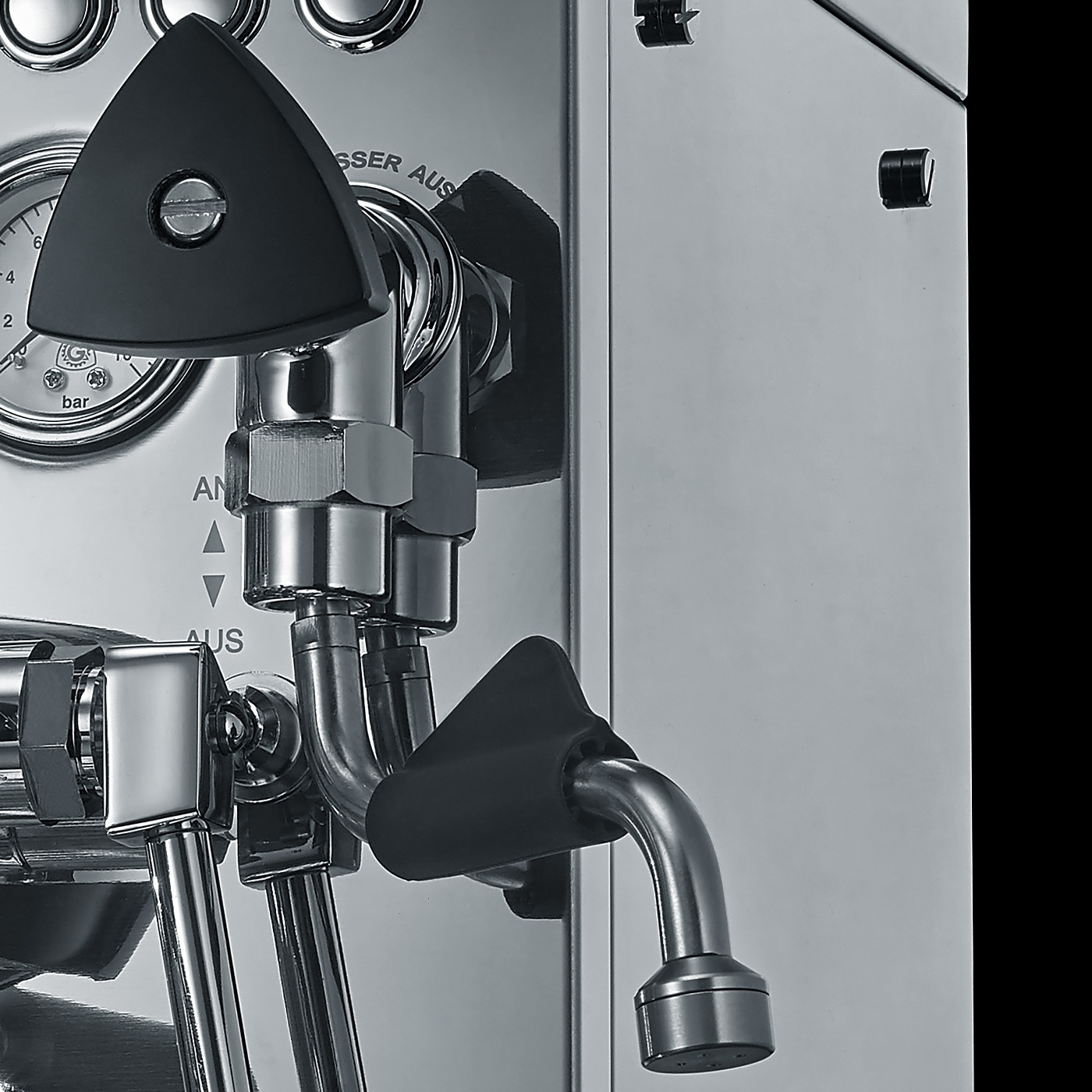 Espressomaschine, Chrom, Dampfventil, Manometer, Dreieck, Metall, Kaffeezubereitung, Detailaufnahme, Nahaufnahme