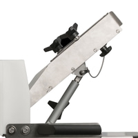 Metallkonstruktion mit schwarzen Knöpfen und weißem Kunststoffteil, schräg gestellt