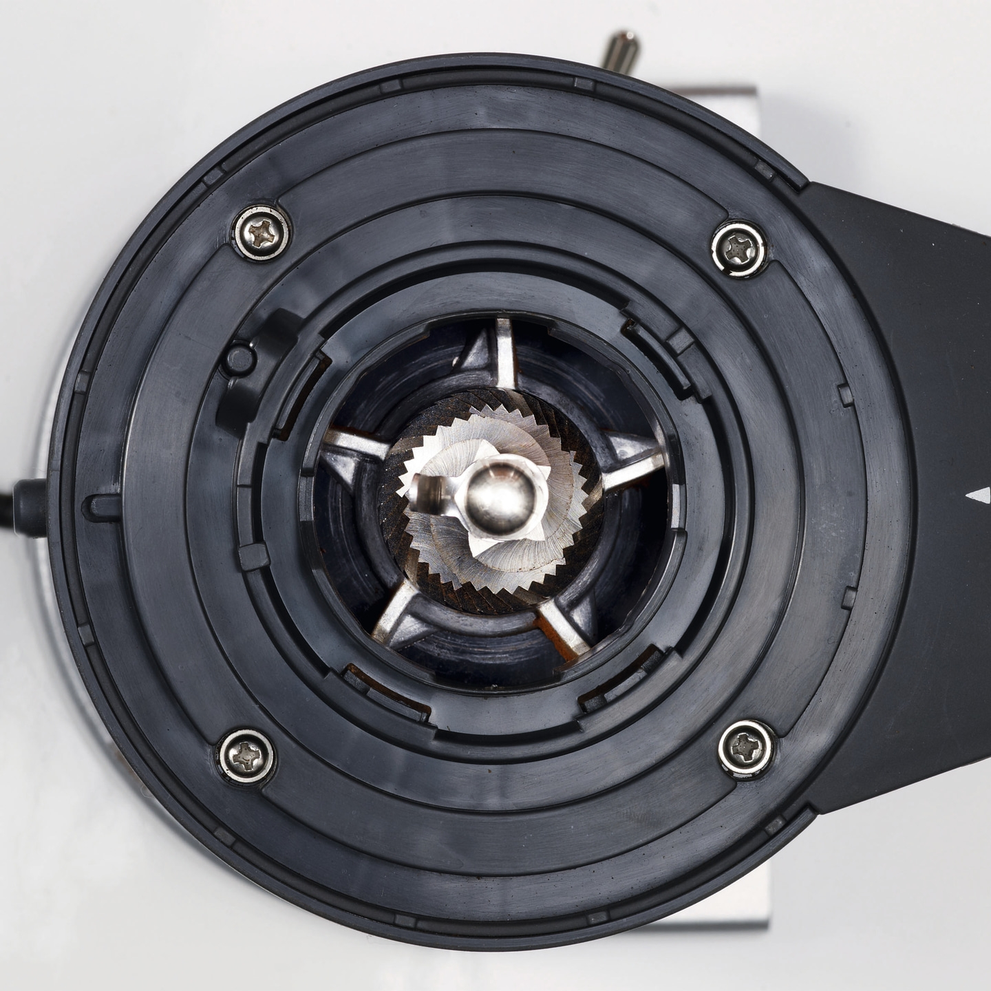 Kaffeemühle von oben. Schwarzes Plastik, Metall, Schrauben, Detailaufnahme, Nahaufnahme.